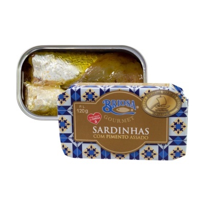 Lata aberta de sardinhas em óleo com rótulo azul e branco e texto detalhado