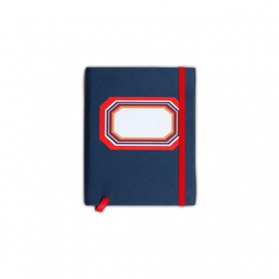 Caderno azul escuro com faixa elástica vermelha e etiqueta branca com moldura colorida.