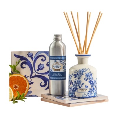 Conjunto de difusor com suporte e recarga metálica em padrão azul e branco com frutas e plantas ao lado