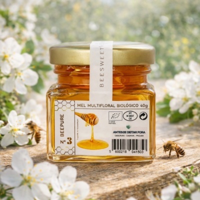 Frasco de vidro com mel multifloral biológico e tampa dourada