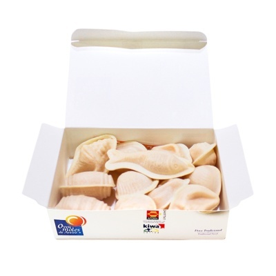 Caixa com doçaria tradicional portuguesa em forma de peixes e conchas.