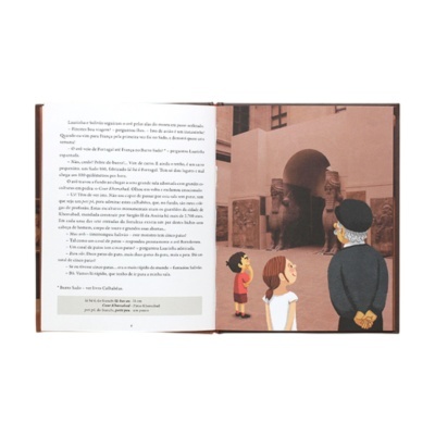Livro aberto com texto e ilustração de personagens em sala com grande porta arqueada.