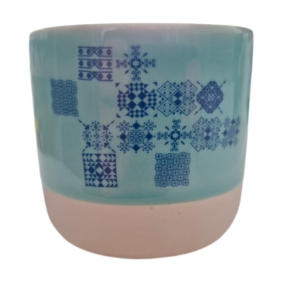 Vaso cerâmico azul claro e branco com padrões geométricos azuis