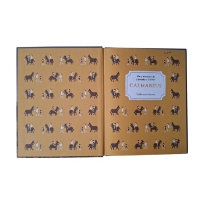 Livro aberto com ilustrações de crianças e burros e texto CALHABÉUS