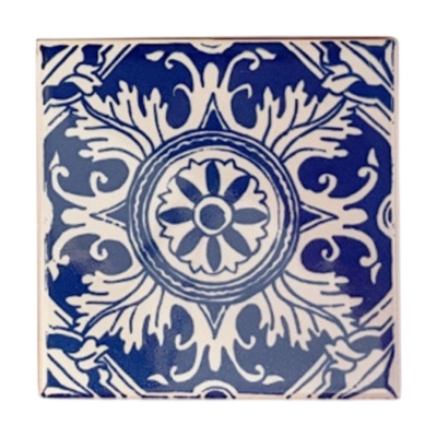 Azulejo quadrado azul e branco com padrão floral