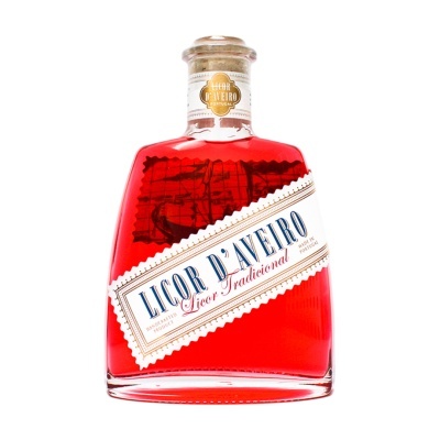 Garrafa de licor vermelho LICO R DAVEIRO com rótulo branco e azul