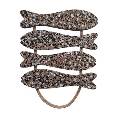 Decoração de parede de peixes em material texturizado multicolorido e corda