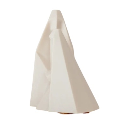Dois objetos triangulares decorativos em cerâmica branca