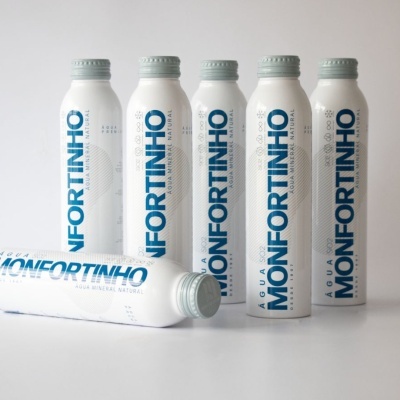 Seis garrafas brancas de água mineral natural MONFORTINHO com tampa cinza.