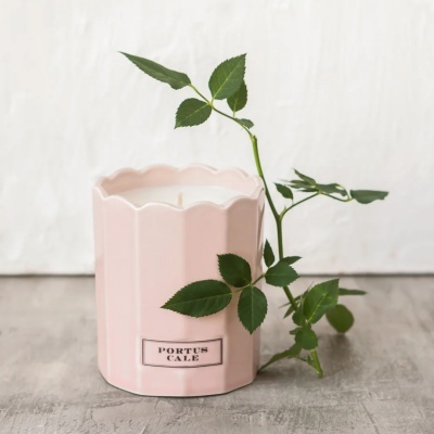 Vela perfumada em cerâmica rosa com ramo verde