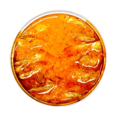 Lata aberta com peixe em óleo laranja