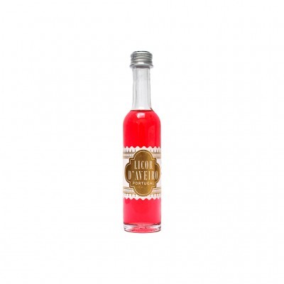 frasco de licor vermelho com rótulo dourado e branco