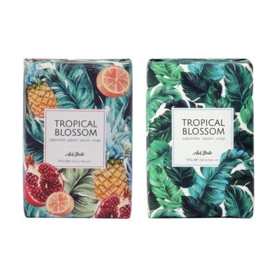 Pacotes de sabonete Tropical Blossom com estampas tropicais e texto na etiqueta
