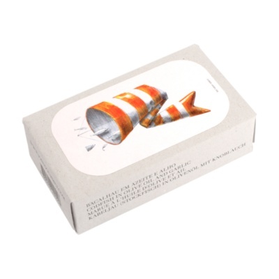 Caixa de papel reciclado com ilustração colorida de cones laranja e branco e texto em várias línguas.
