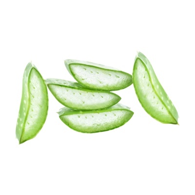 Pedaços de Aloe vera verde claro com textura gelatinosa em fundo branco