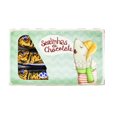 Caixa de chocolates em forma de sardinhas com janela e ilustração de sardinha animada no fundo verde