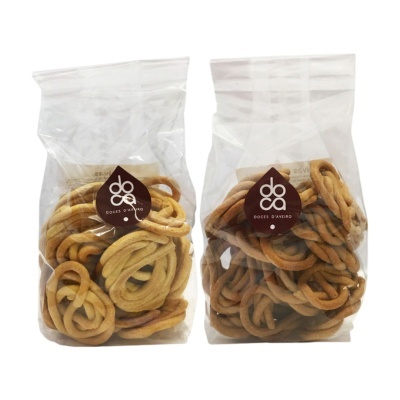 Pacotes transparentes com biscoitos em forma de anéis e etiquetas marrons DOCES DAVEIRO