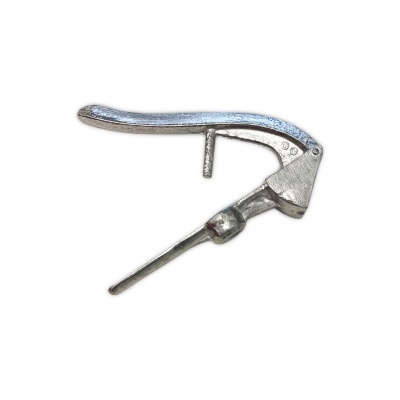 Capotraste metálico prateado para guitarra sobre fundo branco