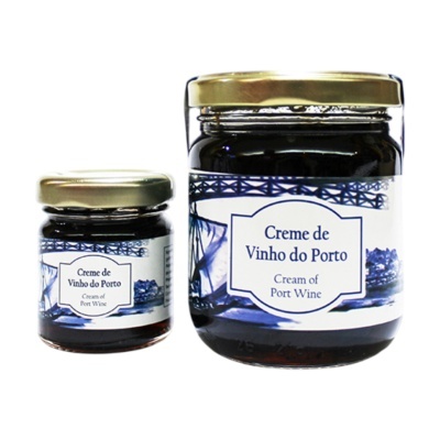 Dois frascos com Creme de Vinho do Porto, rótulos brancos e azuis e tampas douradas