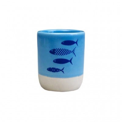 Copo de cerâmica azul com desenhos de peixes azuis e base branca