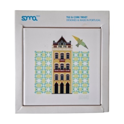 Tabuleiro em azulejo com padrão colorido e desenho de edifício, em embalagem branca com texto e marca.