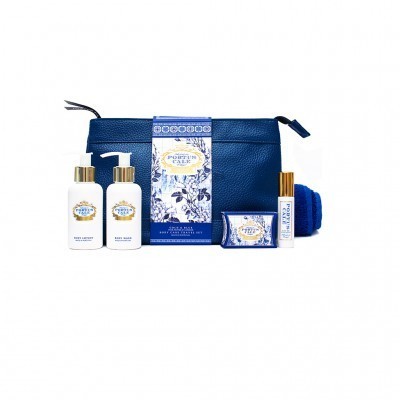 Conjunto de produtos cosméticos em saco azul escuro com rótulos azuis e brancos