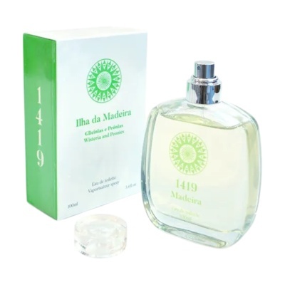 Frasco de perfume transparente com embalagem branca e verde com texto em português.