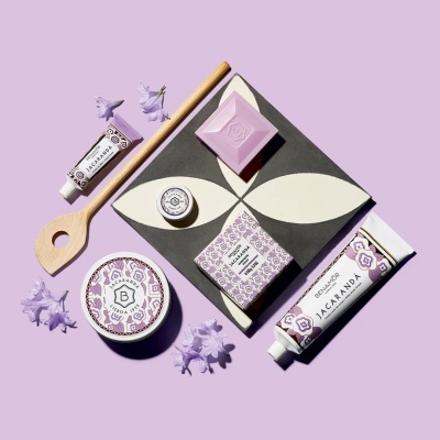 Produtos cosméticos Benamôr Jacaranda com embalagem floral lilás em fundo lilás
