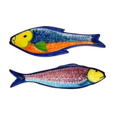 Pratos de cerâmica em forma de peixes coloridos