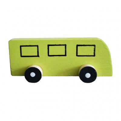 Brinquedo de madeira em forma de veículo verde com janelas e rodas pretas