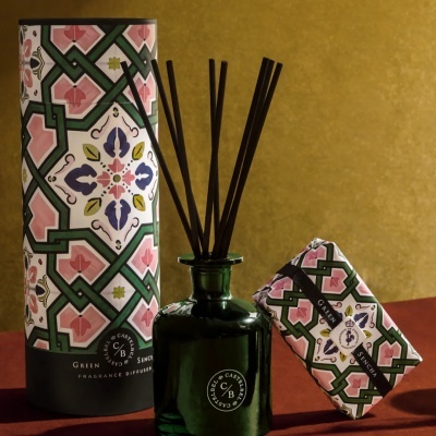 Difusor de fragrância verde com embalagem e sabão decorados