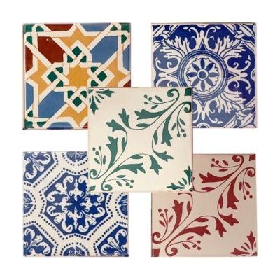 Cinco azulejos quadrados decorativos em padrões geométricos e folhagem colorida