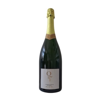 Garrafa de champanhe verde escuro com cápsula dourada e rótulo branco