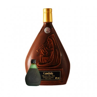 Garrafa de licor em embalagem cerâmica castanha com relevo humano e garrafa menor verde