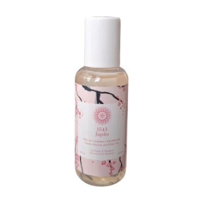 Frasco de gel de banho e champô com etiqueta rosa e flores de cerejeira