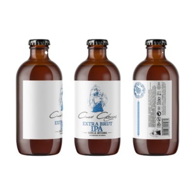 Três garrafas de cerveja artesanal Cinco Chagas Extra Brut IPA com rótulos brancos e desenho de navio azul