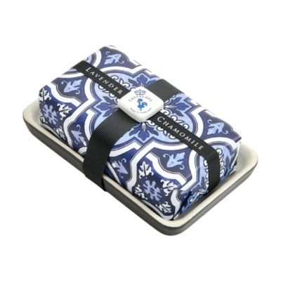 Sabonete envolto em tecido azul com padrão floral e fita preta com textos