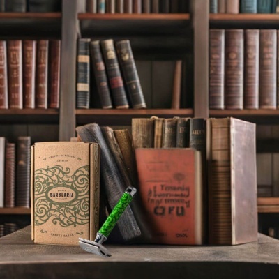 Máquina de barbear clássica verde com embalagem vintage e livros antigos em fundo