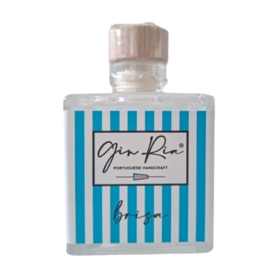 Garrafa quadrada de gin com rótulo azul e branco e tampa de madeira