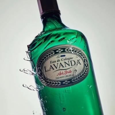 Frasco verde de eau de cologne Lavanda Ach. Brito com rótulo e gotas de água