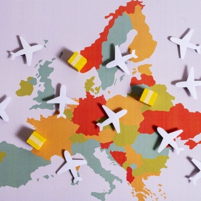 Mapa colorido da Europa com aviões brancos e caixas amarelas