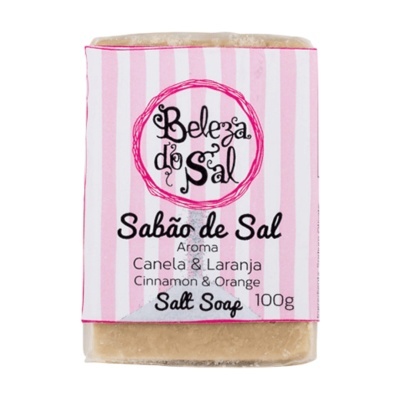 Sabão de Sal embalado com riscas rosa e branca, texto em português e inglês, 100g.