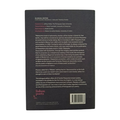 Contracapa de livro preto com texto e código de barras