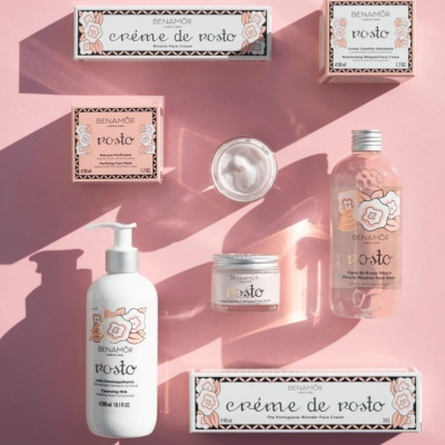 Produtos Benamôr rosto para cuidado facial em várias embalagens com design floral sobre fundo rosa.