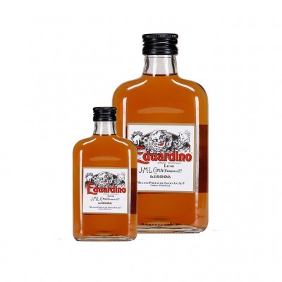 Duas garrafas de licor castanho com rótulo branco e tampa preta