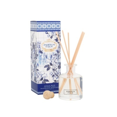 Frasco de difusor de fragrância Portus Cale Gold & Blue com varetas de madeira e caixa azul decorada.