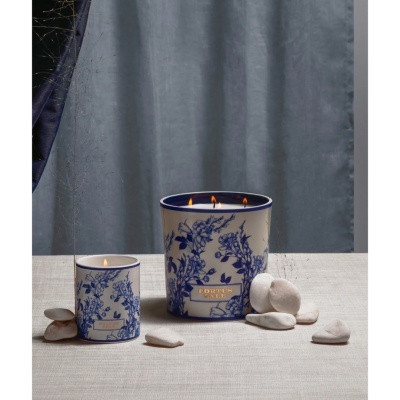 Duas velas cerâmicas decoradas azul floral com etiqueta PORTUS CALE e pedras brancas