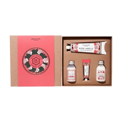 Conjunto de produtos Benamôr Rose Amélie com embalagem rosa e castanha e decoração floral.