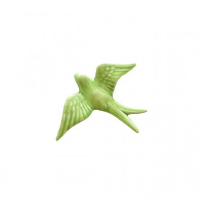 Ornamento verde em forma de pássaro com asas abertas