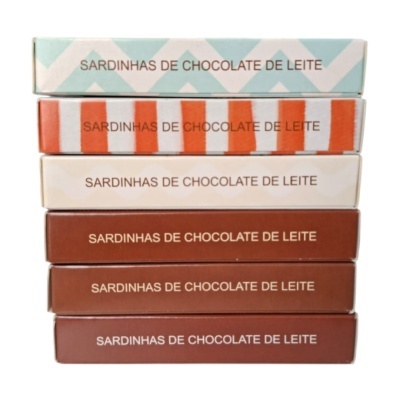 Caixas coloridas empilhadas de sardinhas de chocolate de leite